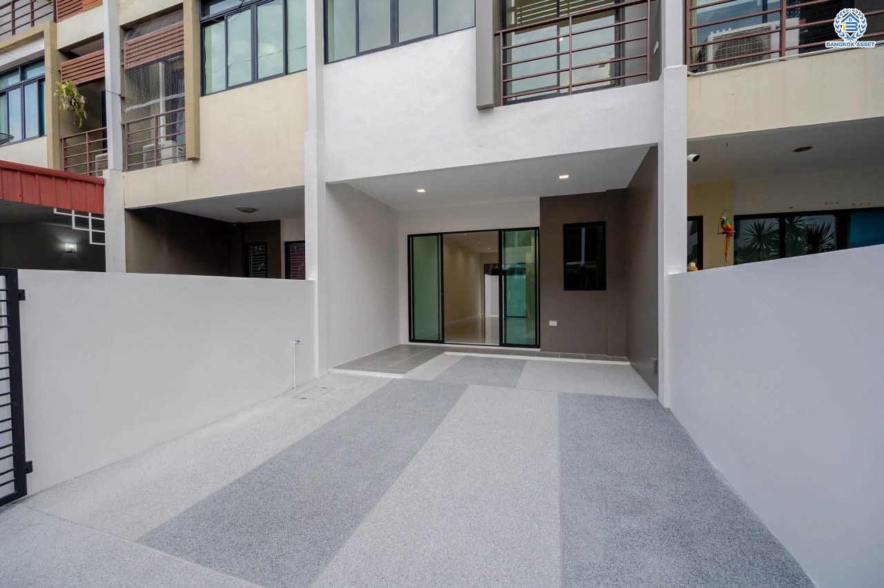 บ้านมือสองตกแต่งใหม่ โครงการ ซิกเนเจอร์ เพชรเกษม69 เนื้อที่ 17.6 ตร.ว. ฟังก์ชัน 3 ห้องนอน 3 ห้องน้ำ จอดรถได้ 1 คัน บ้านสภาพสวย บนทำเลเดินทางสะดวก เชื่อมต่อถนนเพชรเกษม, ถนนกาญจนาภิเษก, ถนนพุทธมณฑลสาย 2 และ 3 ใกล้รถไฟฟ้าสายสีน้ำเงิน "สถานีหลักสอง" ในราคาสุดคุ้ม!...